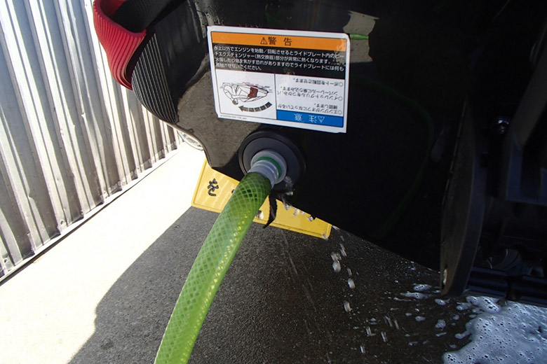 接続コネクターに水道ホースを取付けます