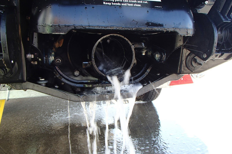 周囲の安全を確認し、エンジンを始動します