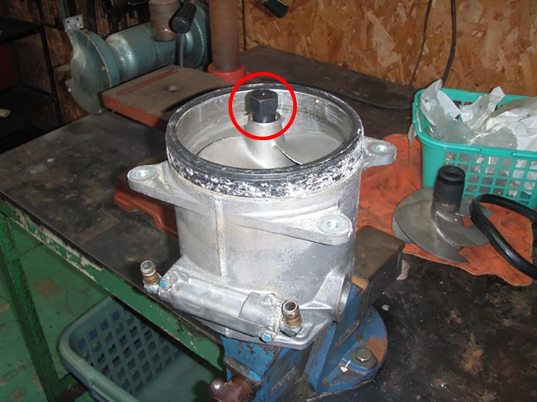 ¥Ý¥ó¥×¥±¡¼¥¹¤ò¼è¤ê³°¤·¡¢¾å²¼µÕ¸þ¤¤ËËüÎϤ˸ÇÄꤷÆÃ¼ì¹©¶ñ(¥¤¥ó¥Ú¥é¥ì¥ó¥Á)¤ò¼è¤êÉÕ¤±¤Þ¤¹