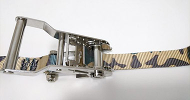 金具の下から上に向かって通す